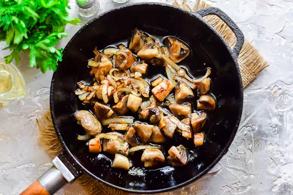Салат с курицей грибами картошкой рецепт фото 6